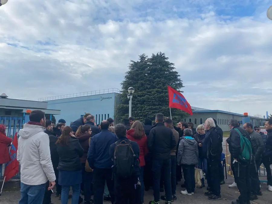 L'assemblea fuori dalla Stanadyne di Castenedolo