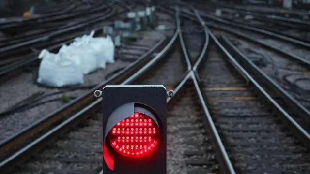 epa11113452 A red light at Waterloo Station in London, Britain, 30 January 2024. Ongoing rail strikes cause travel disruption across the UK. Drivers of the Aslef union are on strike on Southeastern Railways, Southern Railways Gatwick Express, Great Northern, Thameslink and South Western Railway this week, as part of an ongoing dispute over pay and conditions. EPA/ANDY RAIN