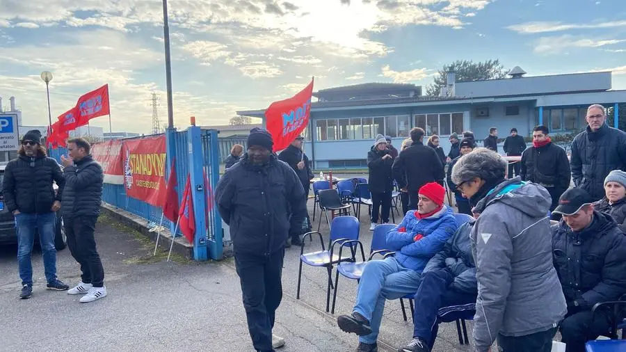 L'assemblea fuori dalla Stanadyne di Castenedolo