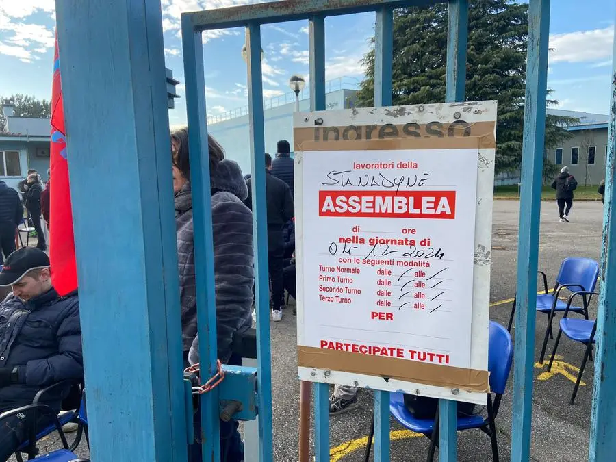 L'assemblea fuori dalla Stanadyne di Castenedolo