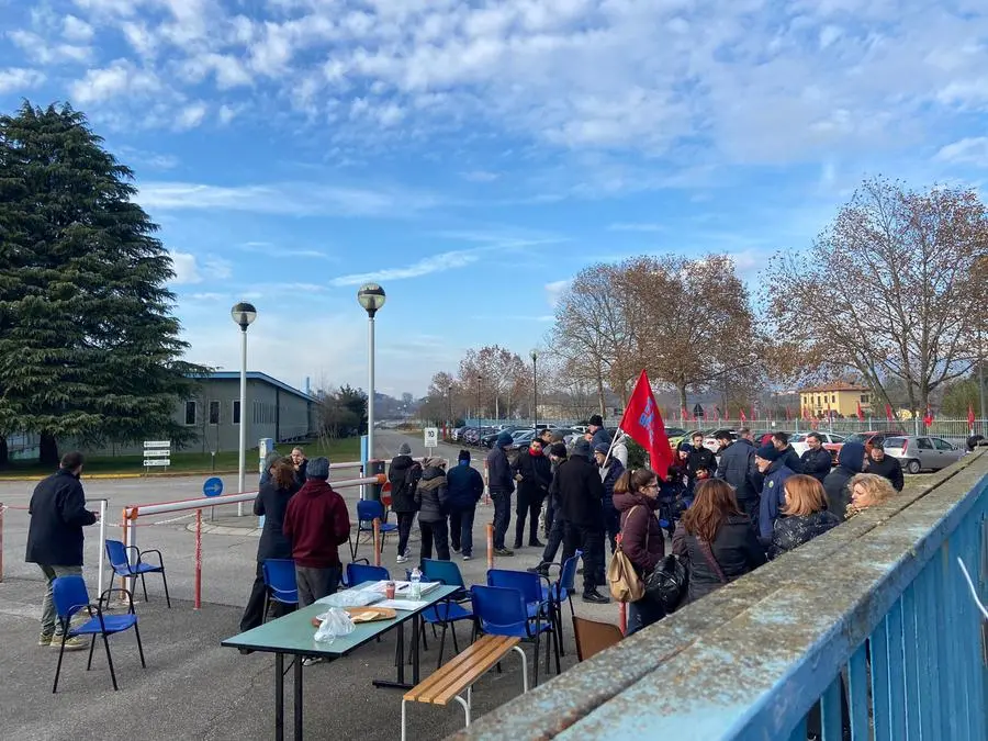 L'assemblea fuori dalla Stanadyne di Castenedolo