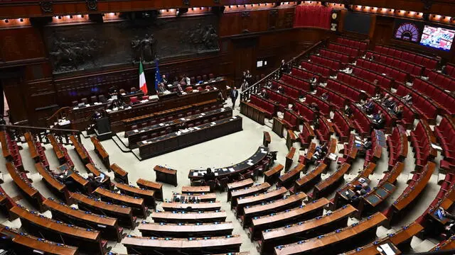 Panoramica dell'Aula nel corso del voto di fiducia al decreto per l'ingresso in Italia di lavoratori stranieri, di tutela e assistenza alle vittime di caporalato, di gestione dei flussi migratori e di protezione internazionale a Montecitorio, Roma 26 novembre 2024. ANSA/MAURIZIO BRAMBATTI