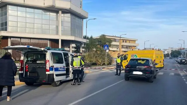 Una studentessa delle scuole superiori è finita in condizioni gravissime all'ospedale di Pescara per le lesioni riportate dopo essere stata investita da un'automobile, 3 dicembre 2024. L'incidente è avvenuto a Pescara, in via Falcone e Borsellino. La ragazzina era appena uscita da scuola e stava attraversando la strada, quando è stata travolta da un'auto. ANSA/ELEONORA SASSO