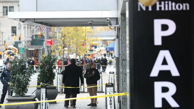 epa11756728 Police investigators at the scene where UnitedHealthcare’s CEO Brian Thompson was shot and killed in an apparent targeted attack as he was en-route to to attend UnitedHealthcare’s annual investor conference in New York, New York, USA, 04 December 2024. The masked gunman is still being sought following the early morning shooting in Manhattan after fleeing towards Central Park. EPA/JUSTIN LANE