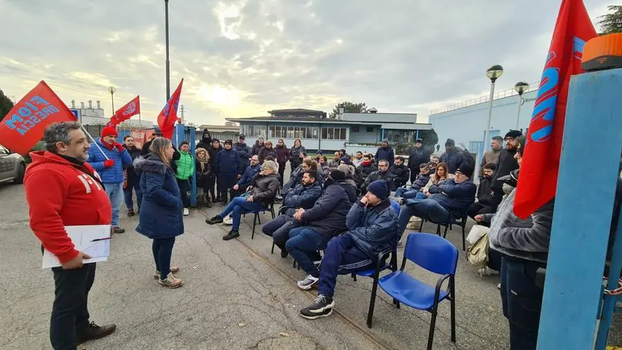 I lavoratori della Stanadyne di Castenedolo -  © www.giornaledibrescia.it