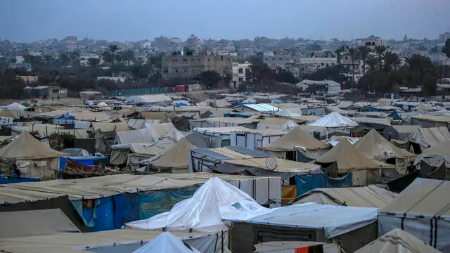 epa11715338 A view of shelters of Palestinians families who fled from their homes in the northern Gaza Strip, in the north of Al Nuseirat refugee camp, central Gaza Strip, 11 November 2024. Displaced Palestinians walk near their tents, set up along the beach in the west of Al Nuseirat refugee camp, central Gaza Strip, 11 November 2024. According to the UN, at least 1.9 million people (or nine in ten people) across the Gaza Strip are internally displaced, including people who have been repeatedly displaced. Since October 2023, only about 11 percent of the Gaza Strip has not been placed under Israeli-issued evacuation orders, the UN aid coordination office OCHA said. More than 43,600 Palestinians and over 1,400 Israelis have been killed, according to the Palestinian Health Ministry and the Israeli Army, since Hamas militants launched an attack against Israel from the Gaza Strip on 07 October 2023, and the Israeli operations in Gaza and the West Bank which followed it. EPA/MOHAMMED SABER