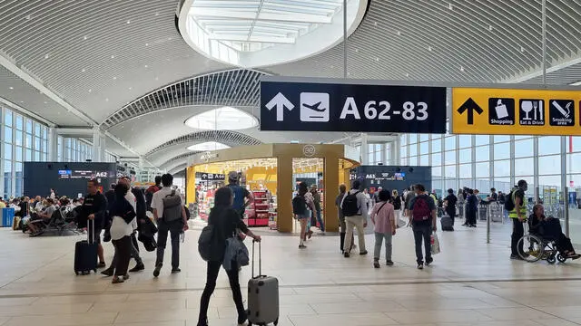 Circa 1 milione di passeggeri transitati e un movimento aerei totale, tra arrivi e partenze, di 7338. Questa la "fotografia", a un mese dall'apertura, della nuova area di imbarco "A" dell'aeroporto di Fiumicino, dedicata ai voli domestici e a quelli dell'area Schengen, "testimonial", con i dati registrati in poco più di 4 settimane, della ormai decisa fase di "ripartenza e ripresa" del traffico aereo al Leonardo da Vinci, 18 giugno 2022. ANSA / Telenews