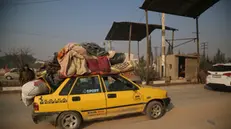 epa11760267 Displaced people return to the city of Hama, Syria, 06 December 2024. Syrian opposition forces, led by the Islamist militant group Hayat Tahrir al-Sham (HTS), launched an offensive on 27 November, triggering counterattacks by the Syrian regime forces as well as Russian and Syrian airstrikes on opposition-controlled areas. According to Hay'at Tahrir Al-Sham leader Abu Mohammad Al-Jolani, there will be 'no revenge' after opposition groups entered the strategically important Syrian city of Hama on 05 December. EPA/BILAL AL HAMMOUD