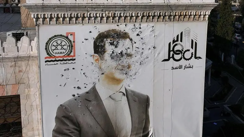 Il ritratto del presidente Bashar al-Assad crivellato di colpi ad Hama - Foto Afp/Haj Kadour © www.giornaledibrescia.it