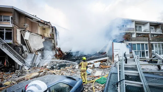 epa11761681 Rescuers work at the site of a partially collapsed building after a fire and an explosion, in The Hague, the Netherlands, 07 December 2024. A three-storey apartment building partially collapsed on 07 December, after an explosion and a fire. At least four people were transported to hospital, emergency services said. EPA/JOSH WALET