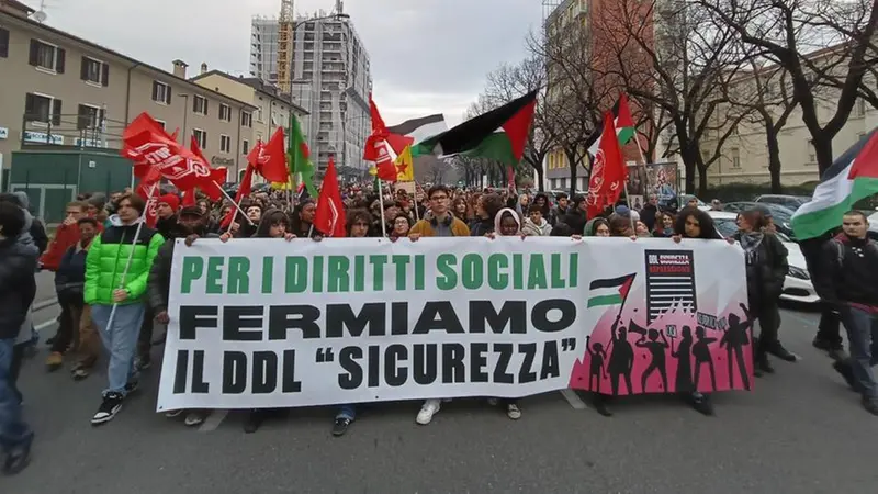 Il corteo - Foto Giovanni Benini/Neg © www.giornaledibrescia.it