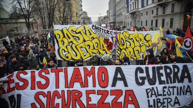 Partenza del corteo contro la guerra in occasine della prima della Scala da Porta Venezia, Milano 7 Dicembre 2024 ANSA/MATTEO CORNER