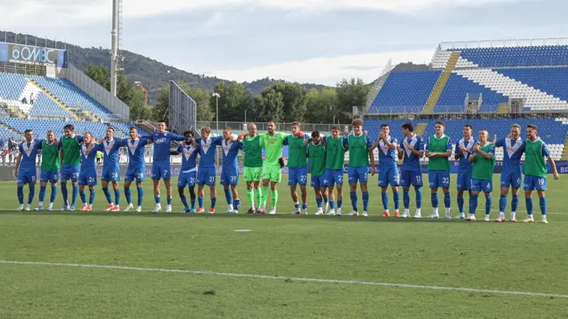 L'esultanza di squadra dopo il successo sul Frosinone di settembre - Foto New Reporter Nicoli © www.giornaledibrescia.it