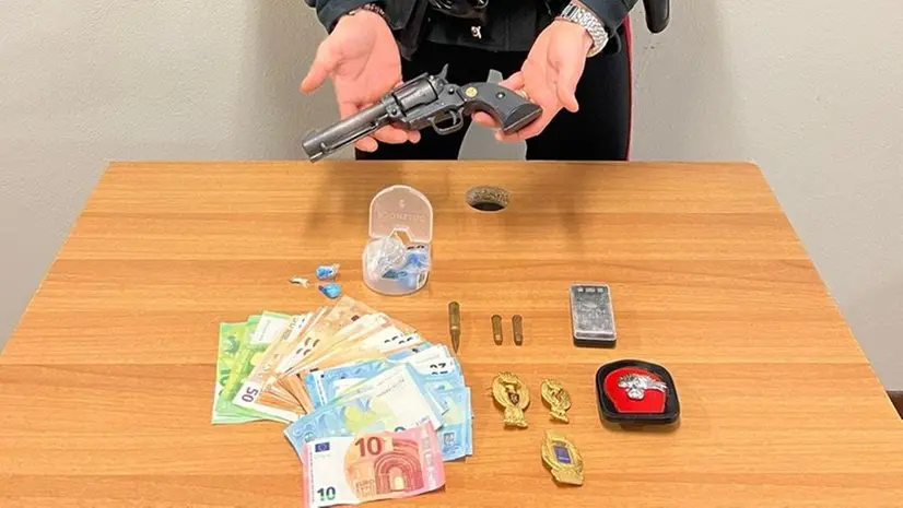 Droga, soldi e arma sequestrati al 19enne