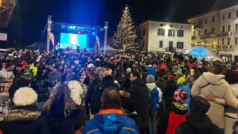 Successo per la serata in piazza a Ponte di Legno - © www.giornaledibrescia.it