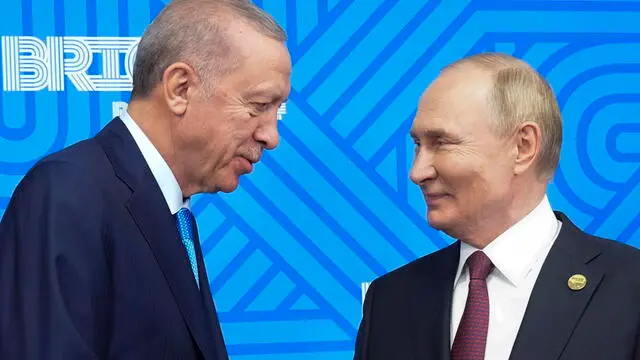 epa11677625 Russian President Vladimir Putin (R) welcomes Turkish President Recep Tayyip Erdogan before their meeting on the sidelines of the BRICS summit in Kazan, Russia, 23 October 2024. The BRICS summit takes place from 22 to 24 October. EPA/ALEXANDER ZEMLIANICHENKO / POOL