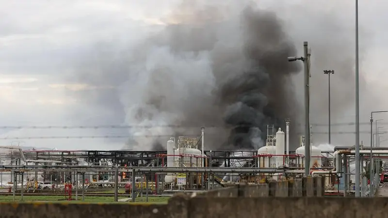 Un'enorme colonna di fumo sullo stabilimento Eni di Calenzano