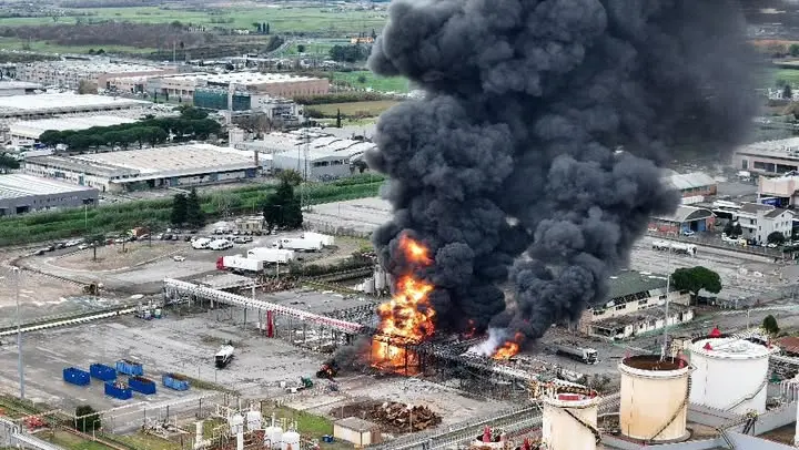 L'esplosione ha devastato lo stabilimento di Calenzano - Foto Facebook/Comune di Calenzano