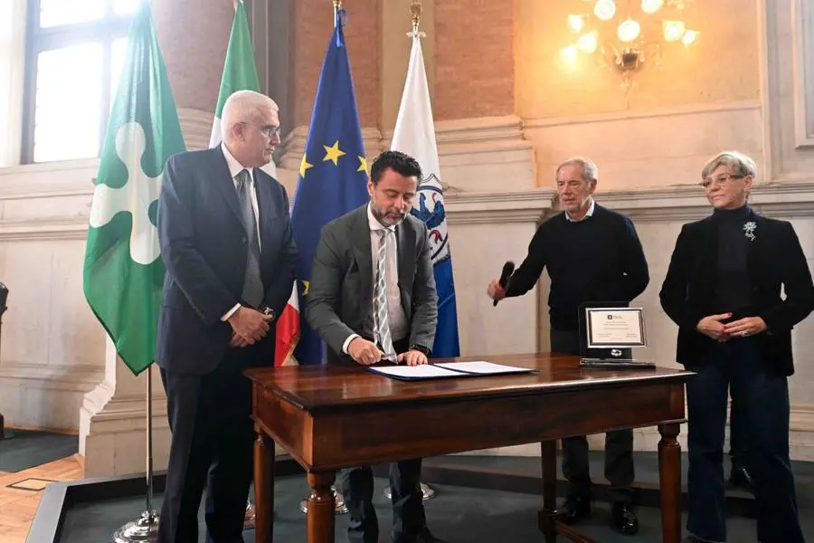 La firma del protocollo in Loggia