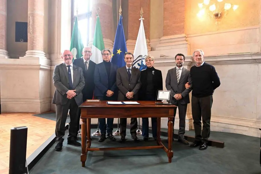 La firma del protocollo in Loggia