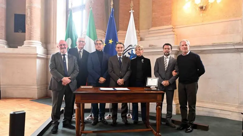 La firma del protocollo in Loggia