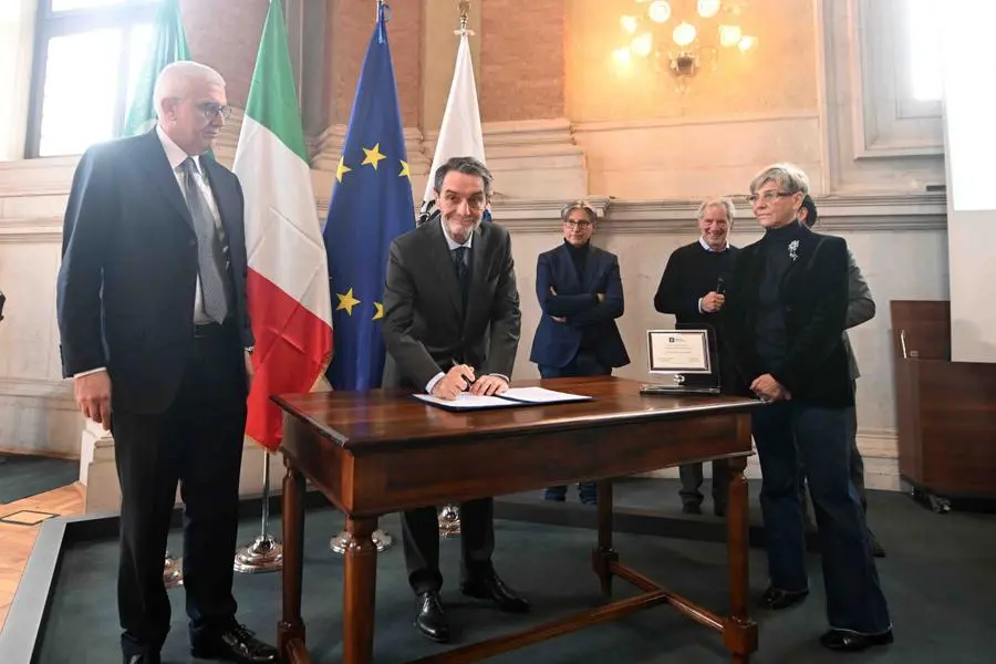 La firma del protocollo in Loggia