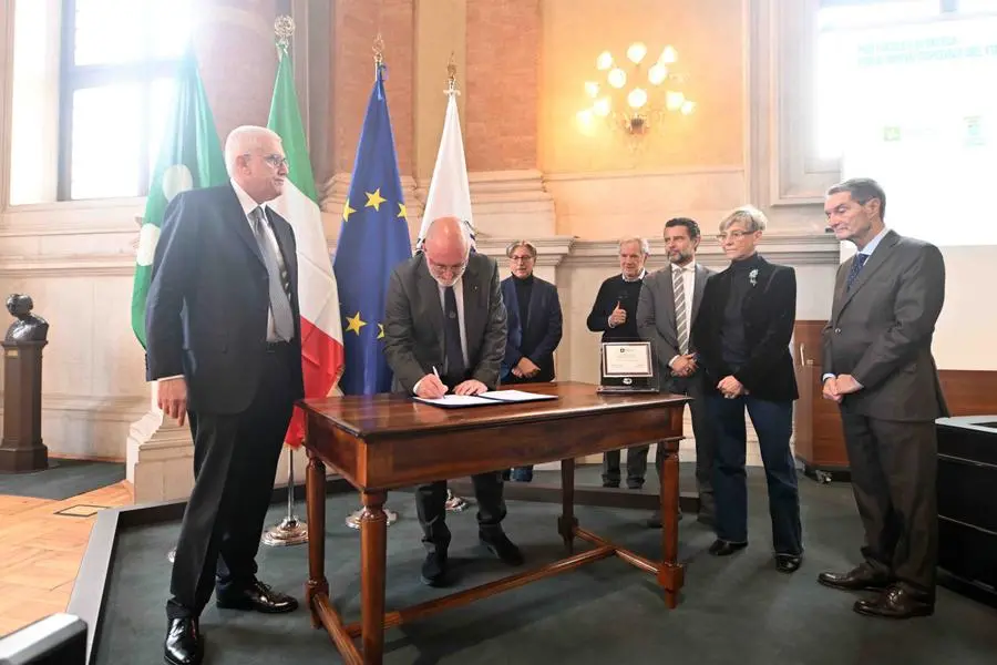 La firma del protocollo in Loggia