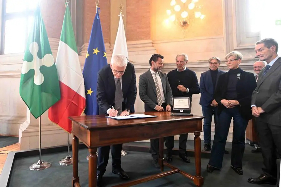 La firma del protocollo in Loggia