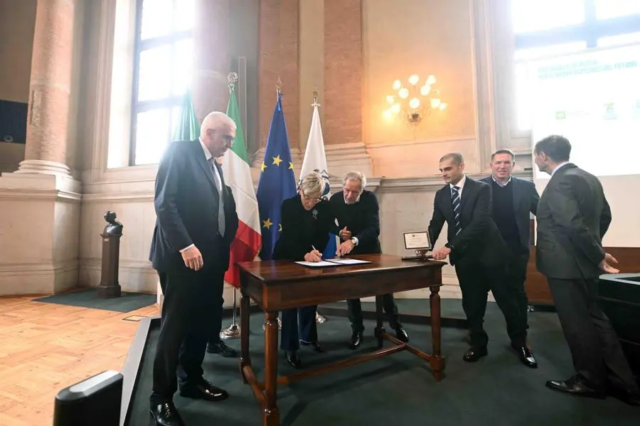 La firma del protocollo in Loggia