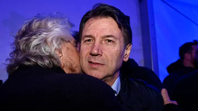 Beppe Grillo (S) con il presidente del Movimento 5 Stelle, Giuseppe Conte (D), durante l’evento IDIA, dentro l’intelligenza artificiale, organizzato dal Movimento 5 Stelle, Roma, 18 novembre 2023. ANSA/RICCARDO ANTIMIANI
