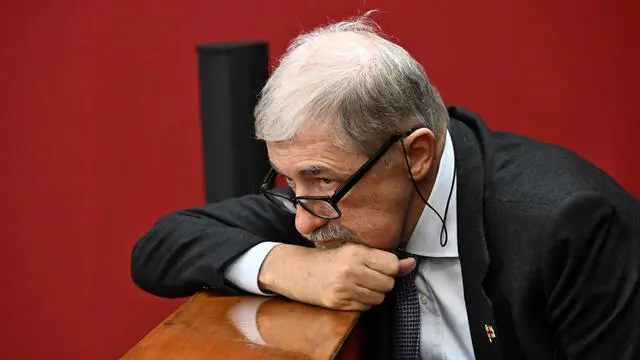 Il sindaco uscente Marco Bucci assiste al Consiglio comunale dalla postazione riservata ai giornalisti, dopo la discussione in Consiglio comunale della delibera delle sue dimissioni da Sindaco, vista la sua elezione a Presidente della regione Liguria. Genova, 9 dicembre 2024. ANSA/LUCA ZENNARO