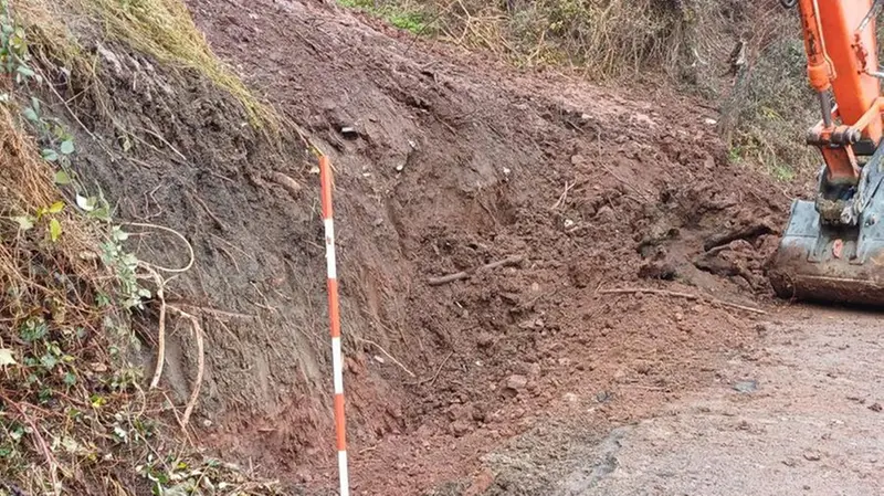 I mezzi al lavoro lungo la Sp31 in territorio di Bione