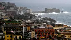 La Protezione Civile della Regione Campania ha prorogato fino alle ore 9 di giovedì 19 gennaio l'avviso di allerta meteo attualmente in vigore e inizialmente previsto fino a domattina, 17 Gennaio 2023. Fino alle ore 9 di domani, mercoledì 18 gennaio, il livello dell'allerta è Arancione su tutta la Campania. ANSA / CIRO FUSCO