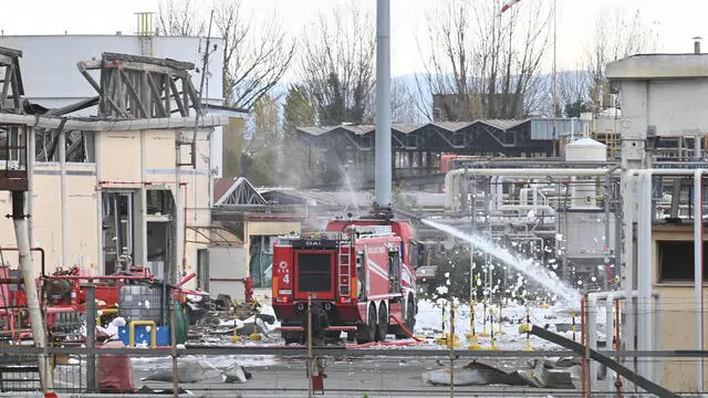 Esplosione avvenuta in una raffineria a Calenzano (Firenze), 9 dicembre 2024. La colonna di fumo è visibile anche dai comuni vicini, sul posto il sistema di regionale di emergenza sanitaria, vigili del fuoco e forze dell'ordine. Firenze 9 Dicembre 2024 ANSA/CLAUDIO GIOVANNINI