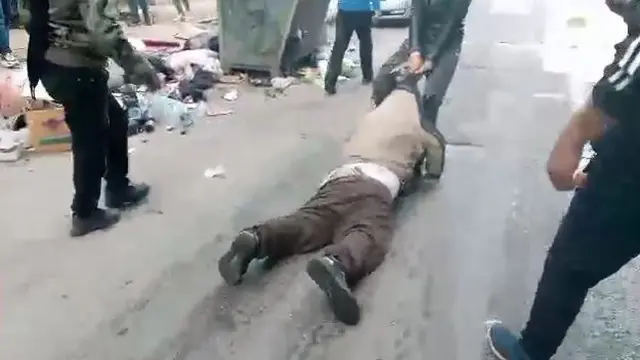 sono nella zona di Damasco e in quella di Hama. Il video in auto hanno preso uno accusato di aver compiuto il famigerato massacro di Tadamon (Damasco, aprile 2013, 41 uccisi) assieme a un altro militare del regime. Un altro video si vede un uomo portato via vicino a un pick-up e quello è l’aguzzino di Hama di cui ho fatto notizia prima, la cui esecuzione è prevista per venerdì a Hama. Gli altri sono nella zona di Rabia, a ovest di Hama, lungo la valle dell’Oronte, giustiziati sommariamente dei “maiali alawiti”.