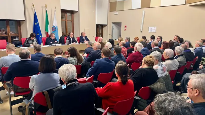 Il consiglio comunale aperto sul futuro dell'ospedale di Desenzano © www.giornaledibrescia.it