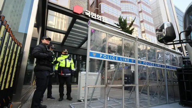 epa11767563 A glass barricade is installed in front of the ruling People Power Party's headquarters in Seoul, South Korea, 10 December 2024, amid public criticism of PPP lawmakers for boycotting a parliamentary vote on the impeachment of President Yoon Suk Yeol. EPA/YONHAP SOUTH KOREA OUT