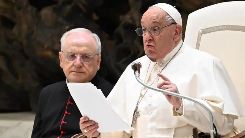 Papa Francesco durante l'udienza generale in Vaticano lo scorso 11 dicembre - Foto Ansa/Maurizio Brambatti © www.giornaledibrescia.it