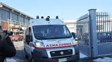 Un'ambulanza esce dalla fabbrica Vaber di strada San Mauro dove si e' verificato l'incidente sul lavoro nel quale due operai sono rimasti feriti, Torino, 6 dicembre 2017. I due operai si sono ustionati dopo essere stati investiti da una scarica di vapore ad alta pressione. Illeso un terzo operaio che lavorava con i due feriti alla manutenzione di un macchinario. ANSA/ ALESSANDRO DI MARCO
