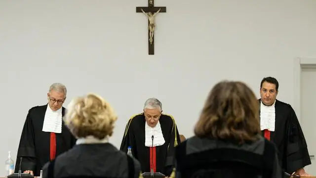 Il presidente Giuseppe Pignatone (C), il professor Venerando Marano (S), direttore del Dipartimento di Giurisprudenza dell'Università di Roma "Tor Vergata" e il professor Carlo Bonzano (D), professore di Diritto processuale penale presso l'Università di Roma "Tor Vergata", durante la lettura della sentenza del processo per presunti illeciti finanziari a carico del cardinale anziano Angelo Becciu e di altri nove in Vaticano, in una foto diffusa da Vatican Media il 16 dicembre 2023. An handout image provided by The Vatican Media shows President Giuseppe Pignatone (C), Professor Venerando Marano (L), Director of the Department of Law at the University of Rome "Tor Vergata" and Professor Carlo Bonzano (R), Professor of Criminal Procedural Law at the University of Rome "Tor Vergata", during the verdict of the trial for alleged financial wrongdoing of Senior cardinal Angelo Becciu and nine others in The Vatican, Vatican City, 16 December 2023. The court convicted cardinal Becciu to five years and six months in jail for financial crimes at the end of a historic trial. Angelo Becciu, 75, a former advisor to Pope Francis who was once considered a papal contender himself, had strongly denied charges that included embezzlement and abuse of office. ANSA/ VATICAN MEDIA ++HO - NO SALES EDITORIAL USE ONLY++