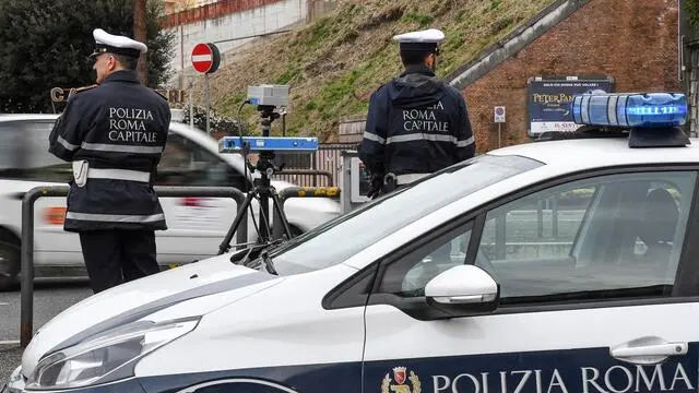 Una pattuglia della polizia municipale di Roma Capitale esegue controlli della velocita con un autovelox, 05 marzo 2019. ANSA/ALESSANDRO DI MEO