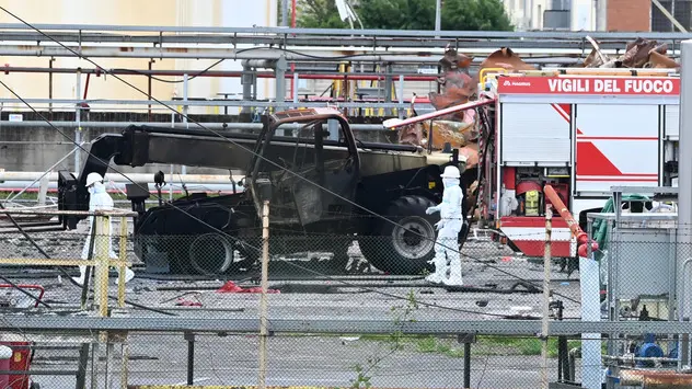 Vigili del Fuoco durante i rilievi Il giorno dopo l’esplosione al deposito carburanti di eni a Calenzano Firenze 10 Dicembre 2024 ANSA/CLAUDIO GIOVANNINI