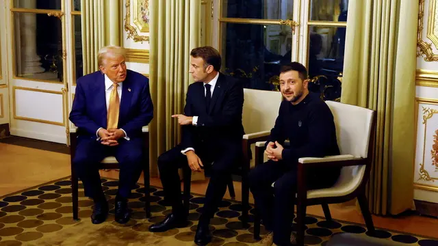 epaselect epa11762579 French President Emmanuel Macron (C), US President-elect Donald Trump (L) and Ukrainian President Volodymyr Zelensky attend a trilateral meeting at the Elysee Palace, as part of ceremonies mark the reopening of the Notre Dame de Paris cathedral, in Paris, France, 07 December 2024. The Notre Dame de Paris Cathedral reopens on 07 December after nearly six years of renovation work following its destruction by a fire on 15 April 2019. EPA/SARAH MEYSSONNIER / POOL MAXPPP OUT