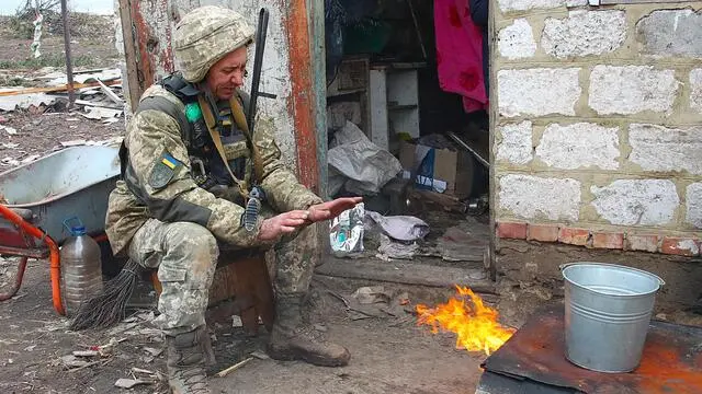 UCRAINA, BAKHMUT ALLA PERIFERIA TUTTO E' DISTRUTTO QUI SONO RESTATI SOLO MARITO E MOGLIE - FOTO(ANSA/CARLO ORLANDI)