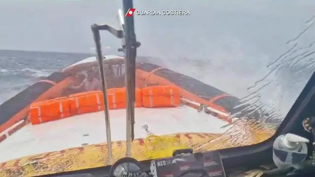 (fotogramma da video) Soccorso oggi di un motovedetta della Guardia costiera a sud-est di Lampedusa. L'equipaggio dell'unità navale ha tratto in salvo i 37 migranti che erano in balia delle onde a bordo di una piccola imbarcazione in legno di circa 7 metri. Le persone soccorse sono state successivamente trasferite in sicurezza sull'isola. 10 aprile 2024. ANSA/US GUARDIA COSTIERA + UFFICIO STAMPA, PRESS OFFICE, HANDOUT PHOTO, NO SALES, EDITORIAL USE ONLY + NPK