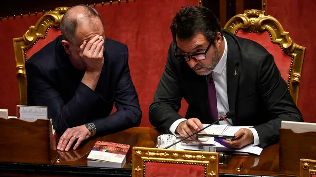 Il ministro delle Infrastrutture e dei Trasporti, Matteo Salvini (D), con il ministro per gli Affari Regionali e le Autonomie, Roberto Calderoli (S), durante le dichiarazioni di voto in Senato sulla riforma del Codice della Strada, Roma, 20 novembre 2024. ANSA/RICCARDO ANTIMIANI