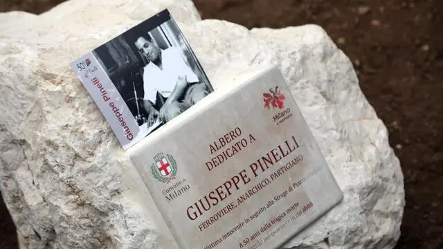 La lapide scoperta dal sindaco di Milano Giuseppe Sala con le figlie di Giuseppe Pinelli l'anarchico ucciso nel corso delle indagini sulla strage di piazza Fontana, scoprono una targa in memoria della vittima, Milano, 11 dicembre 2019. ANSA / MATTEO BAZZI