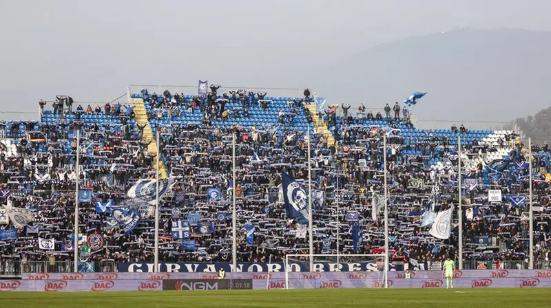 La Curva nord del Brescia: domenica resterà vuota per 17' - Foto New Reporter Comincini © www.giornaledibrescia.it