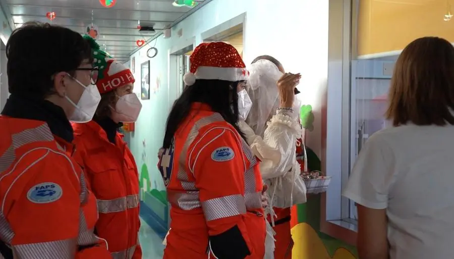 Santa Lucia in visita ai piccoli pazienti dell'ospedale Civile