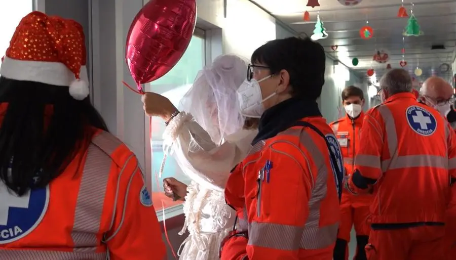 Santa Lucia in visita ai piccoli pazienti dell'ospedale Civile